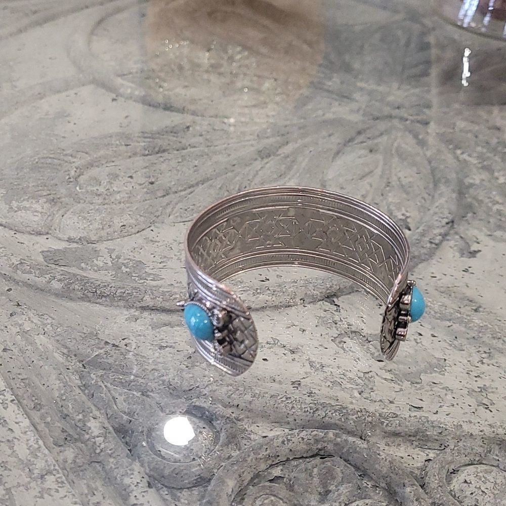 SILVER TONE ADJUSTABLE BLUE STONE BRACELET